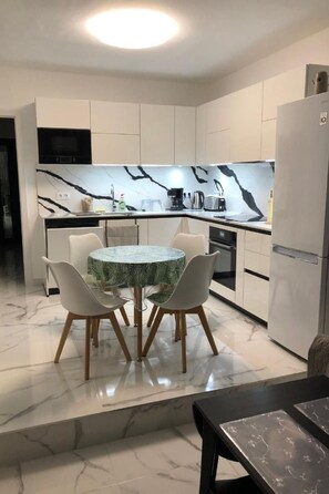 Kühlschrank, Mikrowelle, Ofen, Geschirrspüler