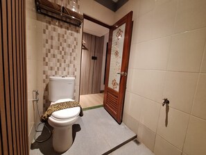 Superior Twin Room | Bathroom | Shower, free toiletries, towels, soap