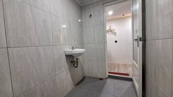 Deluxe Double Room | Bathroom
