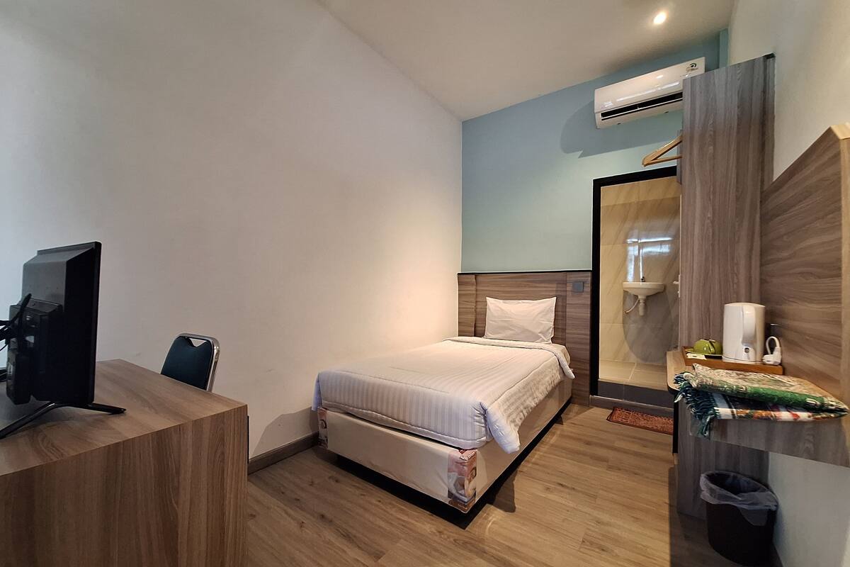 Standard Single Room | Laptop workspace, free WiFi