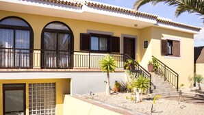 Exterior - Geräumiges Haus mit exklusivem Schwimmbad und Solarium. by Interhome (Costa del Silencio)
