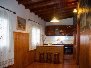 Fridge, microwave, oven, cookware/dishes/utensils - "Casa Rural Ondina". by Interhome (Hermigua)