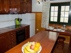 Jääkaappi, mikroaaltouuni, uuni, keittoastiat/astiat/ruokailuvälineet