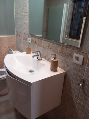 Douche, sèche-cheveux, serviettes fournies, savon