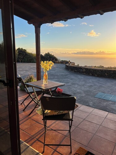 Peaceful Sea View Holiday Home with Stunning Sunsets".