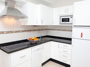 Fridge, microwave, dishwasher, cookware/dishes/utensils - Sunshine Rojo by Interhome (Corralejo)