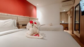 Habitació amb dos llits individuals Deluxe | Escriptori, espai de treball apte per a portàtils i wifi gratuïta