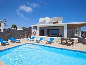 A heated pool - Wunderschöne, umweltfreundliche Villa am Meer by Interhome (Playa Blanca)