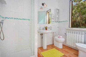 Shower, hair dryer, bidet, towels - Villa Orca Scopello (Sicilia)