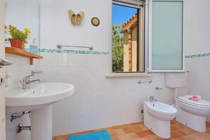 Een douche, een haardroger, een bidet, handdoeken