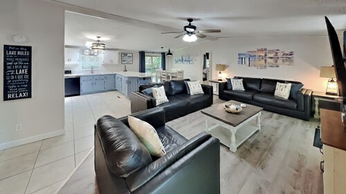 Relax & Gather | Pool, 2 Decks & Grill-IC95