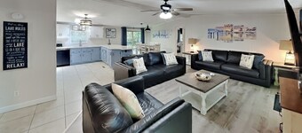 Relax & Gather | Pool, 2 Decks & Grill-IC95