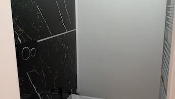 Douche, sĂšche-cheveux, bidet, serviettes fournies