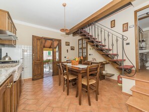 Réfrigérateur, four, batterie de cuisine, vaisselle et ustensiles