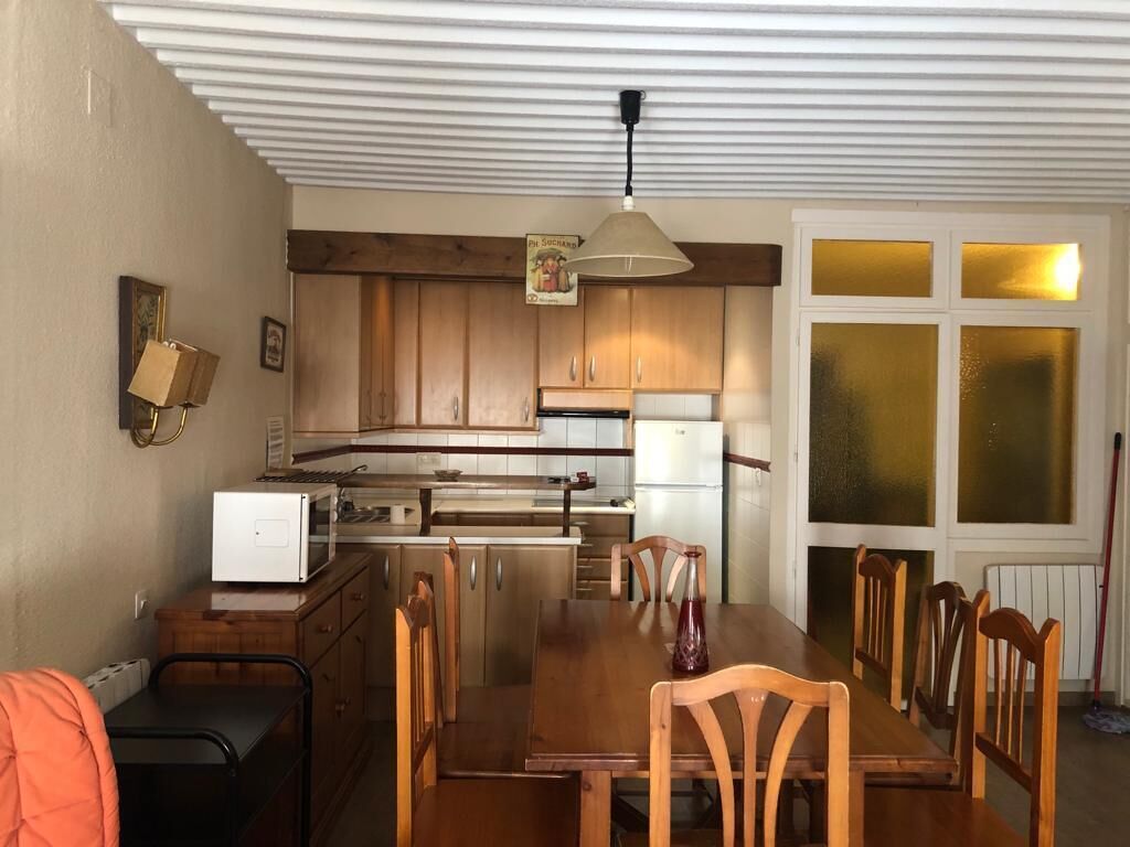 Perhehuoneisto, useita sänkyjä | Oleskelualue | 42–tuumainen taulutelevisio, jossa kaapelikanavat