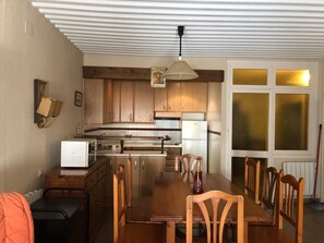 Family Apartment, Multiple Beds | Living area | 42-inch flat-screen TV with cable channels - Apartamento de 8 en Zona Media (Sierra Nevada)