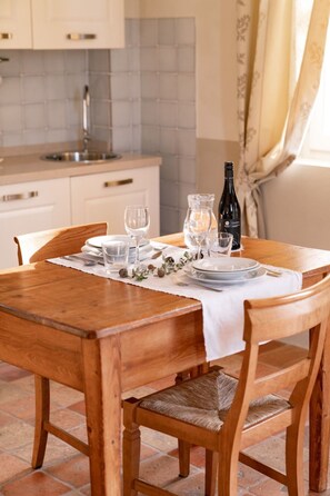 Dining - Studio-Apartment mit Sommerpool, Garten und Aussicht by Interhome (Pesaro)