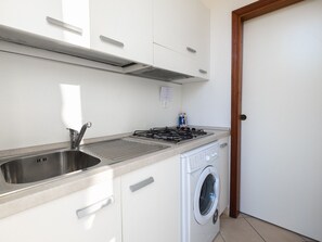 Fridge, microwave, cookware/dishes/utensils - VILLA AZZURRA 1° by Interhome (Comacchio)
