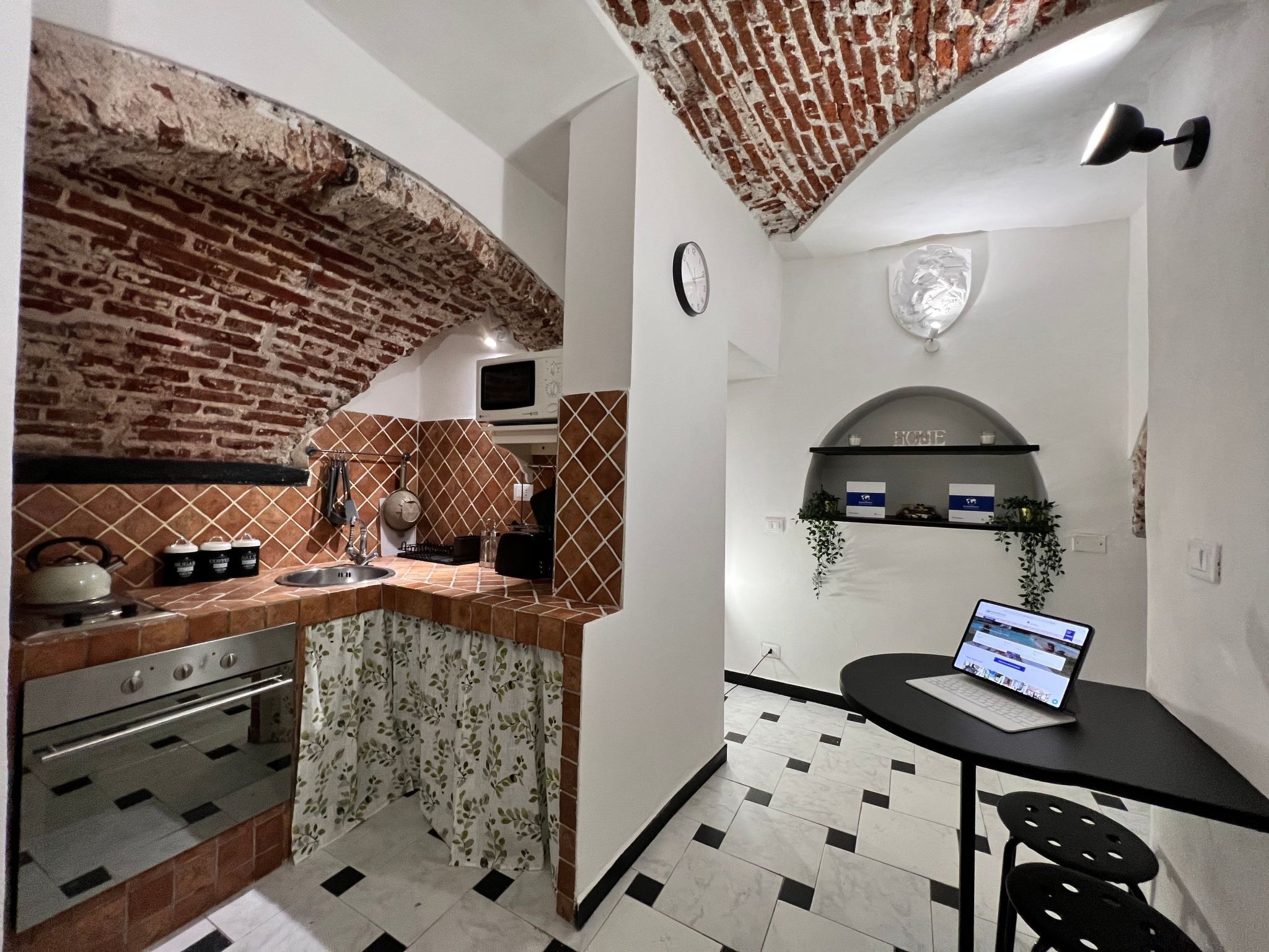 Kühlschrank, Mikrowelle, Ofen, Kochgeschirr/Geschirr/Besteck