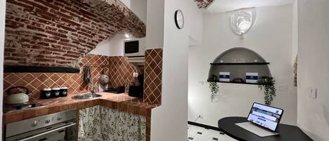 Kühlschrank, Mikrowelle, Ofen, Kochgeschirr/Geschirr/Besteck