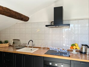 Fridge, microwave, oven, cookware/dishes/utensils - Wohnung 'La Terrazza del Porto Antico by Interhome (Genova)
