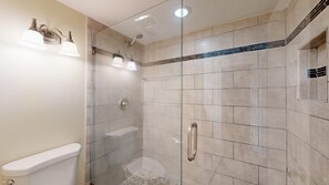 Dusche, Haartrockner, Handtücher