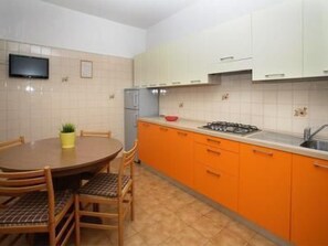 Jääkaappi, keittoastiat/astiat/ruokailuvälineet