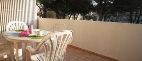 屋外ダイニングエリア