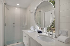 Shower, hair dryer, towels - Seaside Guest Home 3 Mins to Beach & Seaside Ave, Prime Seaside Location (Santa Rosa Beach)