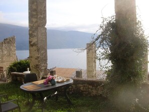 Outdoor dining - Clementina Romantisches Appartement mit Seeblick by Interhome (Manerba)