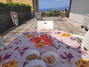 Outdoor dining - mit Seeblick und privatem Garten by Interhome (Bardolino)
