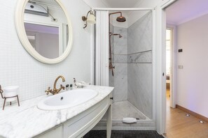 Apartment | Bathroom - Rental in Rome Pyramid View Apartment (Rome)