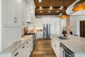 Fridge, microwave, oven, stovetop - Luxury, Mtn Views, Games, Office, Bar, & Hot Tub (Boone)
