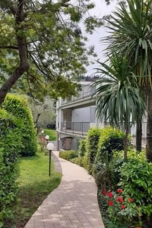 Property grounds - Balkon mit Seeblick, WiFi,, Nähe zum Zentrum by Interhome (Malcesine)