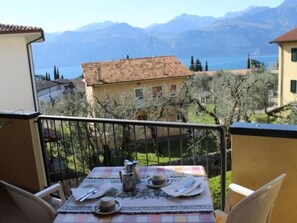 Outdoor dining - Balkon mit Seeblick, WiFi,, Nähe zum Zentrum by Interhome (Malcesine)