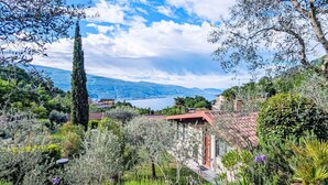 Un jardin où l’on trouve une grande variété de plantes, et d’où l’on peut admirer un lac et des montagnes.