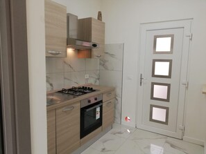 Fridge, oven, cookware/dishes/utensils - Ein-Zimmer-Wohnung Saturn 204 by Interhome (Bibione)
