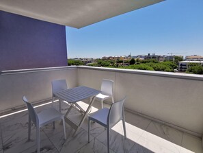 Outdoor dining - Ein-Zimmer-Wohnung "Saturnotel 503 by Interhome (Bibione)