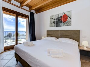 Internet - Wohnung mit Balkon, Schwimmbad und Seeblick by Interhome (Moniga del Garda)
