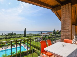 Outdoor dining - Wohnung in Moniga Del Garda mit Seeblick by Interhome (Moniga del Garda)