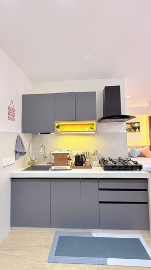 Microwave, stovetop - Airport Gateway near Pune Airport & Symbiosis College. (Pune)