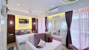 Iron/ironing board, WiFi, bed sheets - Airport Gateway near Pune Airport & Symbiosis College. (Pune)