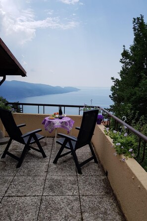 Outdoor dining - Wohnung mit Terrasse mit Blick auf den Gardasee by Interhome (Manerba)