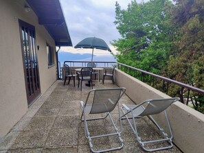 Outdoor dining - Wohnung mit Terrasse mit Blick auf den Gardasee by Interhome (Manerba)