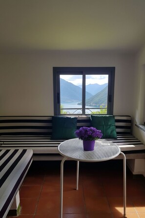 Interior - Wohnung mit Terrasse mit Blick auf den Gardasee by Interhome (Manerba)