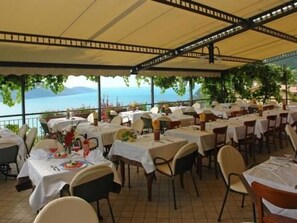 Outdoor dining - Zweizimmerwohnung mit Seeblick by Interhome (Manerba)