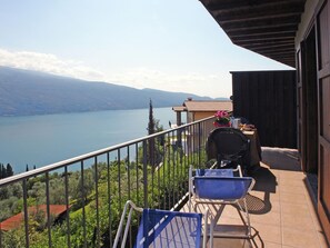 Outdoor dining - Zweizimmerwohnung mit Seeblick by Interhome (Manerba)