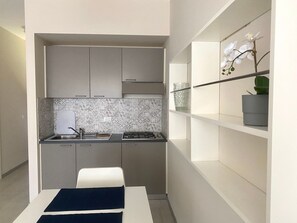 Fridge, microwave, cookware/dishes/utensils - Schönes Studio-Apartment - Pool und Balkon by Interhome (Sirmione)