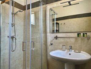 Towels - Gemütliche Drei-Zimmer-Wohnung mit Garten by Interhome (Sirmione)