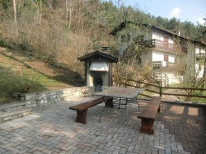 Outdoor dining - Wohnung im ersten Stock mit schönem Seeblick by Interhome (Bezzecca)